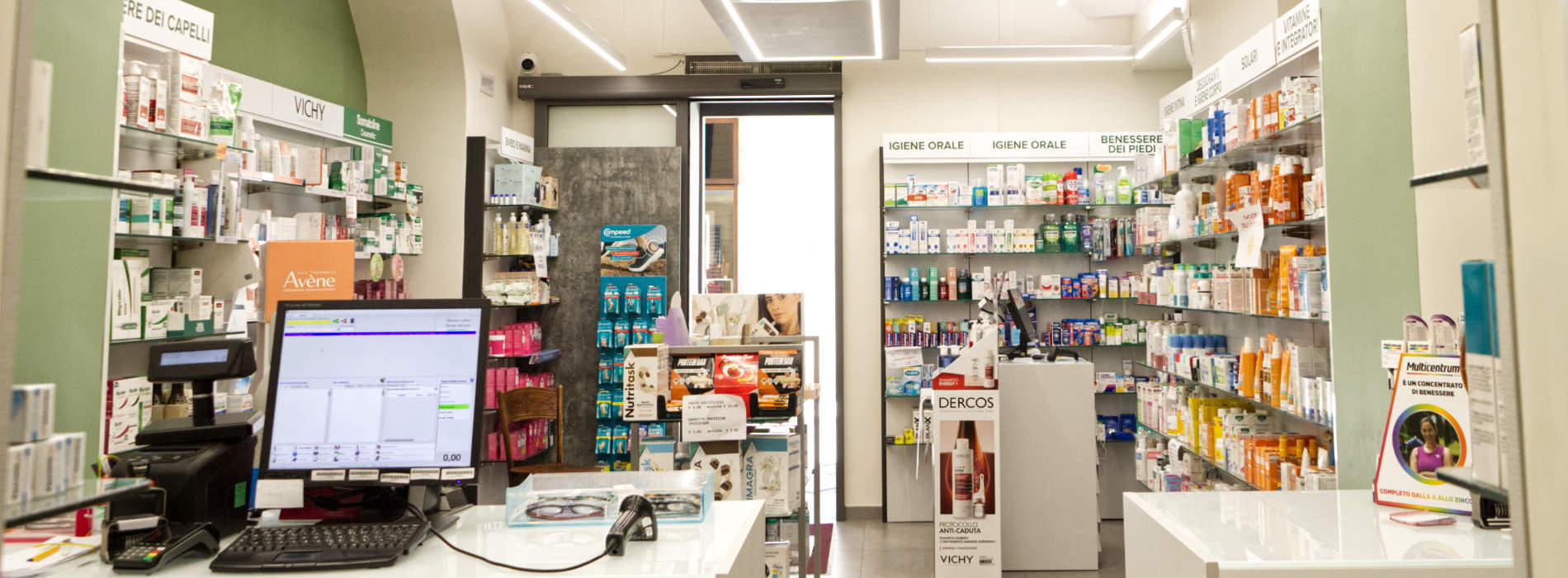 Gli scaffali dei reparti della farmacia